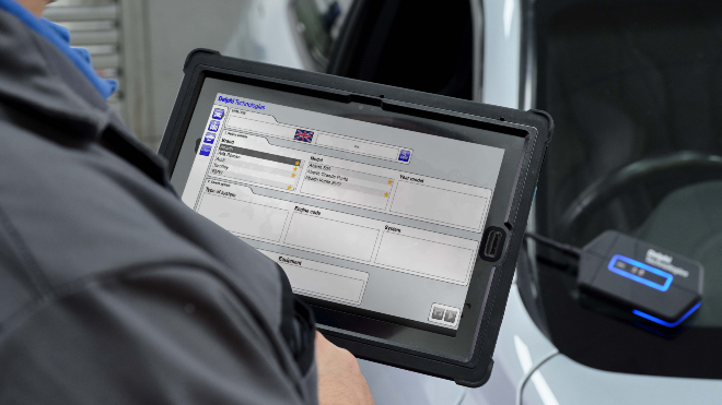 Technician diagnosing a vehicle using Delphi Technologies Diagnostic tools.