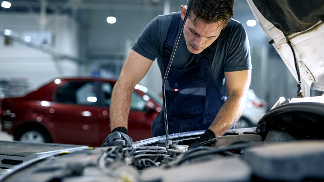 Delphi Technologies Expert replacing an EGR valve.