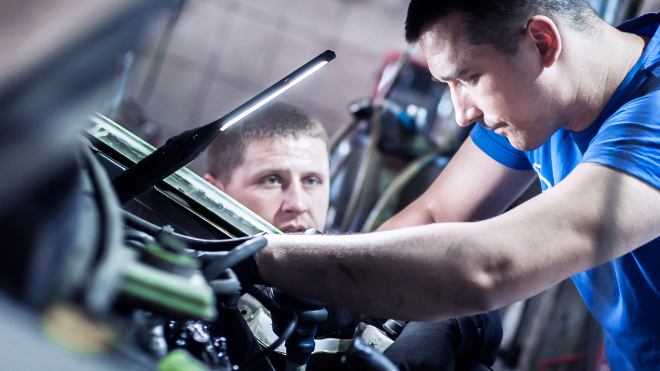 Delphi Technologies Expert replacing a stabilizer line.